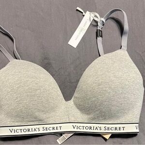 Victoria’s Secret THE T-SHIRT
Lightly Lined Wireless Bra gray